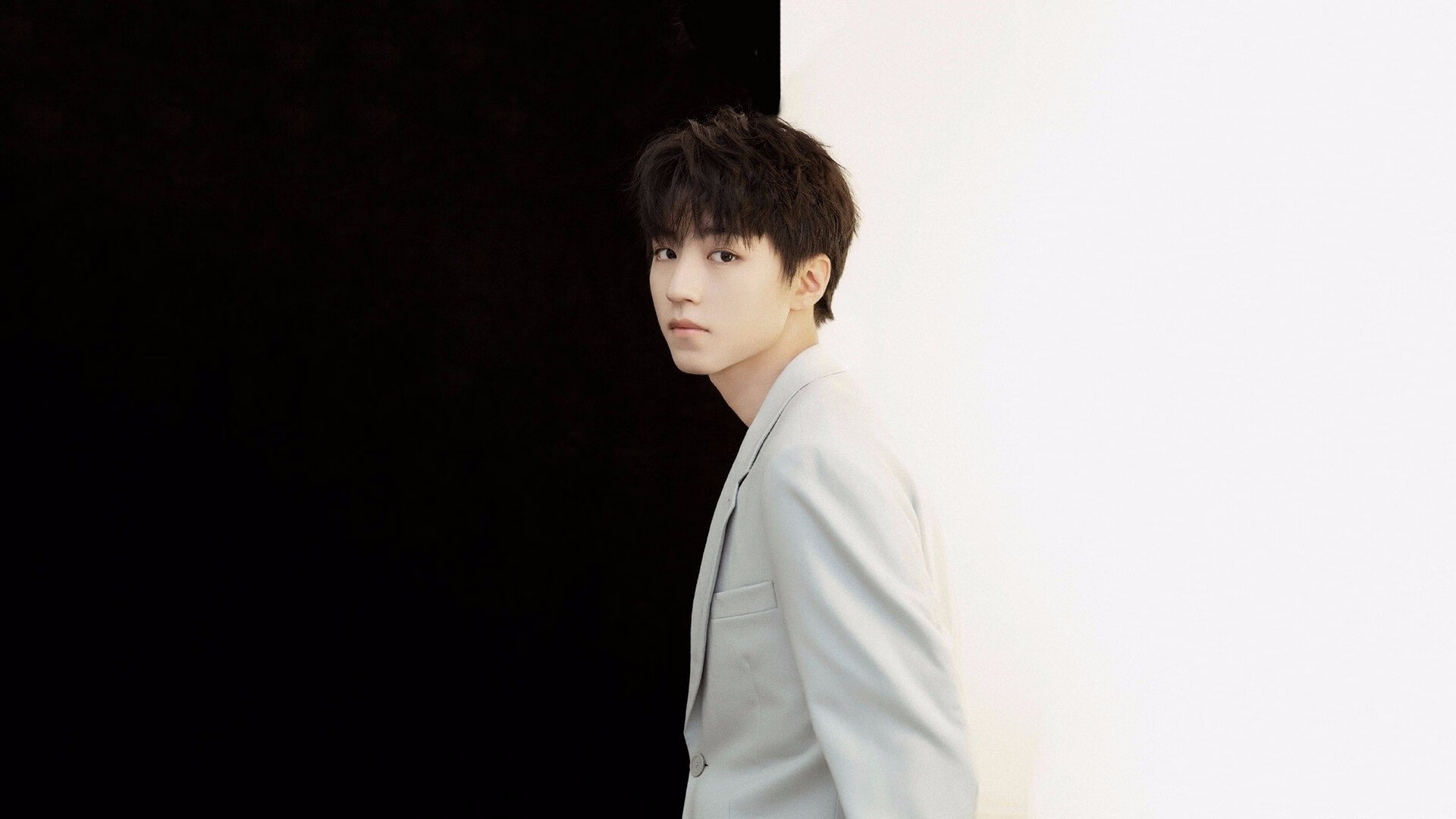 _极限滑雪飞跃：突破雪山的速度与激情_，极限滑雪视频欣赏